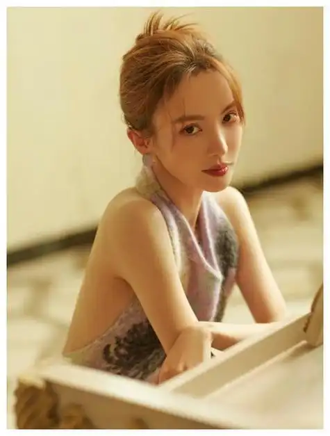 胡夏从清泉王子到遭质疑因金晨感情被谩骂