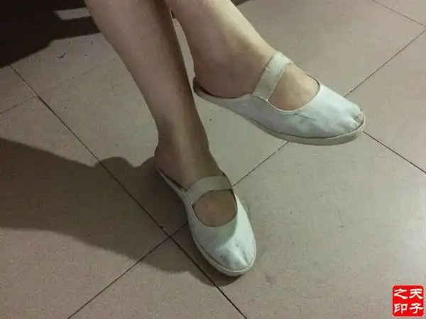 前面穿一带白布鞋的女子与后面穿皮靴的女子打架,谁比较容易吃亏啊.