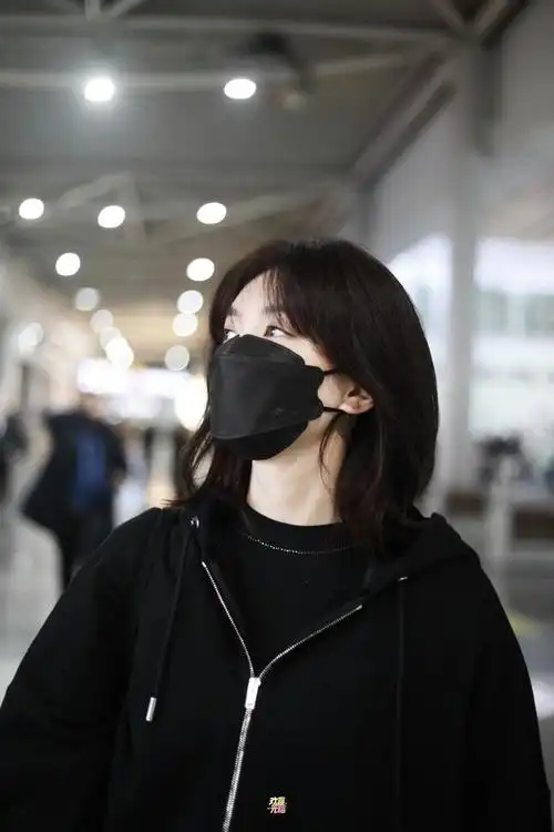 江疏影剪了新齐肩发型洋气10倍穿卫衣皮裤走机场时髦减龄