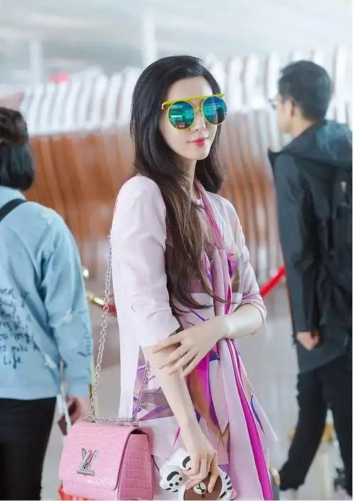 范冰冰又高调出行,穿粉色套装拉lv拉杆箱走机场,蓝色墨镜太吸睛