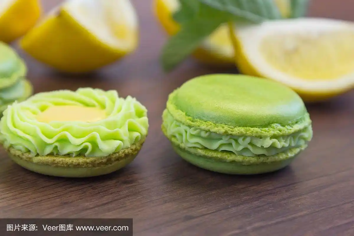 青柠绿的马卡龙,柠檬和薄荷,木质背景