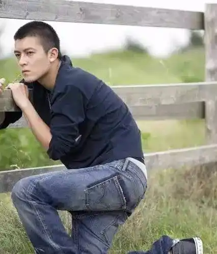 8:简单修剪 稳重不出错 男人的发型确实还是不应过于花俏,简简单单的