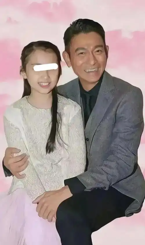刘德华女儿迎12岁生日,眉眼神似妈妈,华仔否认为女儿追生弟弟!