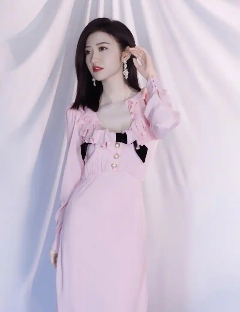 景甜好美,一袭粉裙,清纯甜美,温婉可人,满满的少女感!