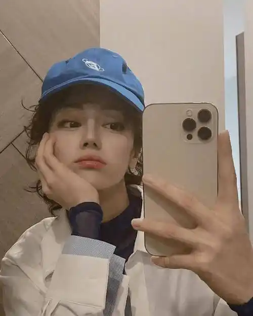 两大90顶流花同天晒自拍热巴戴棒球帽像小男生杨紫卖萌超可爱