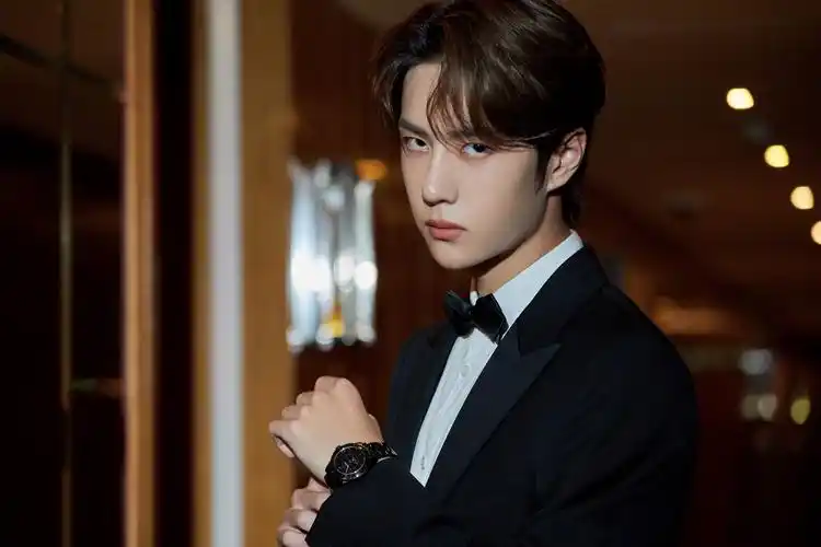 王一博celine西装香奈儿j12腕表经典简洁搭配