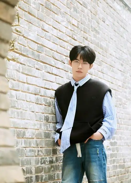 易烊千玺原本就长着一张"初恋脸",表情略带些许冷酷,眼神凌厉霸道