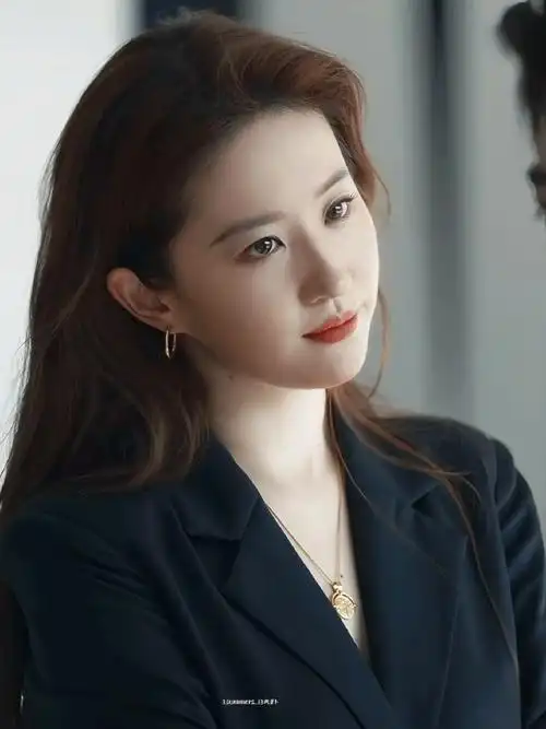 刘亦菲黄衬衫大波浪造型##刘亦菲广告拍摄行程