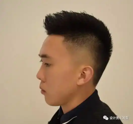 2020流行"推边头" ■■■■■■ 男生发型大多都是将两边推短,这样