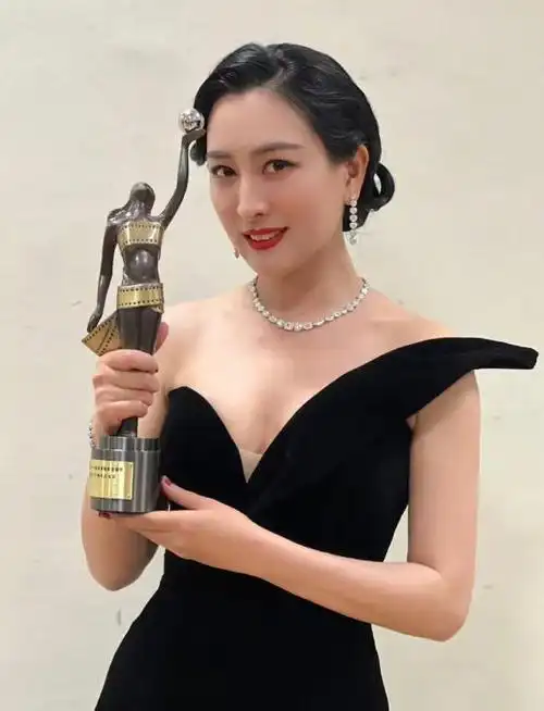 42岁马苏演34岁任嘉伦的娘从一线顶流到无人问津只因交友不慎