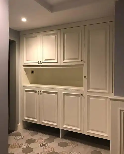 如果玄关柜是安装在进门正对方向,可在鞋柜的设计和美感上下点功夫.