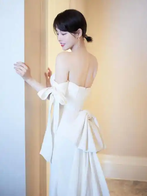 原创张嘉倪无滤镜太美了穿红色吊带连衣裙高贵优雅饱满身材真馋人