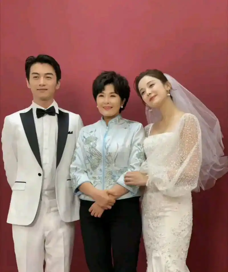 陈晓与古力娜扎无与伦比的美丽婚纱照,明明是男帅女美,但是站在一起就