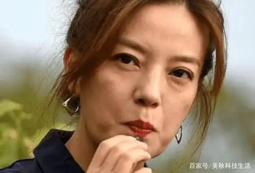 44岁赵薇素颜出镜,双目无神像50多岁,网友:这是"赵大妈"!
