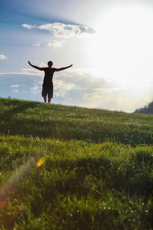 年轻人正在享受早晨的阳光图片