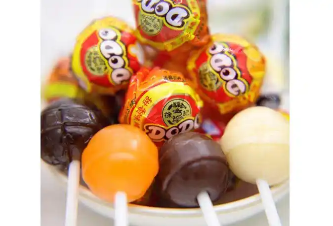 棒棒糖作为最受小孩子喜欢吃的零食,品种是非常多的,不同的牌子糖果