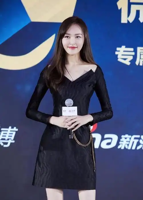 唐嫣出席蒂芙尼活动身穿紧身蕾丝吊带短裙性感魅惑天成