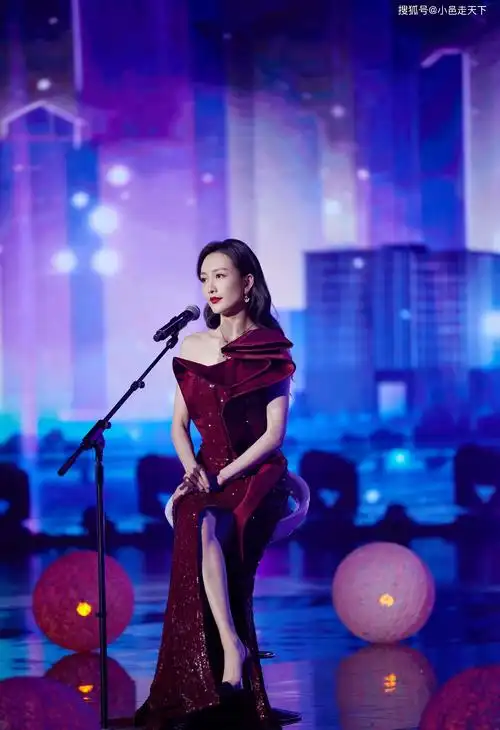王鸥大红色礼服舞台写真