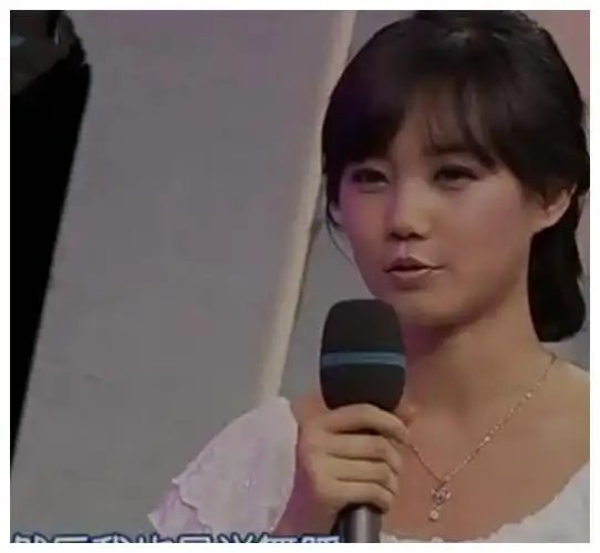 娱乐圈太小,李一桐十年前参加相亲节目,牵手嘉宾是圈内男星!