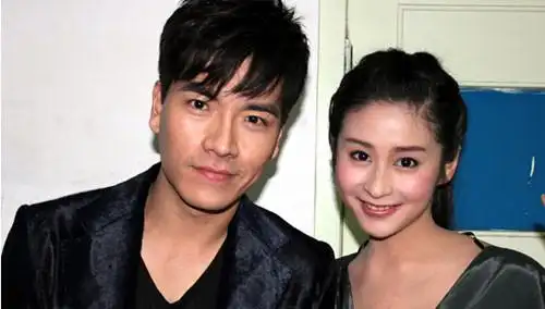 颖儿发布会大方献吻王传一