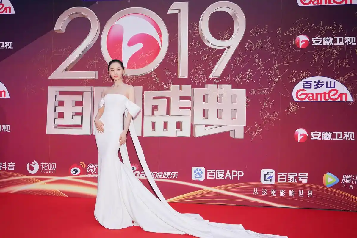 王子文亮相安徽卫视2019国剧盛典红毯.