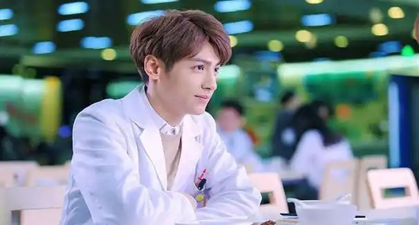 罗云熙与章若楠:爱情的成长历程年轻演员罗云熙以其出色的演技和个性