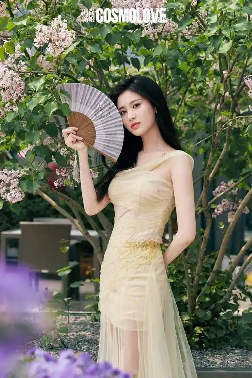 张慧雯《时尚新娘》大片上线 变身凡尔赛花园公主