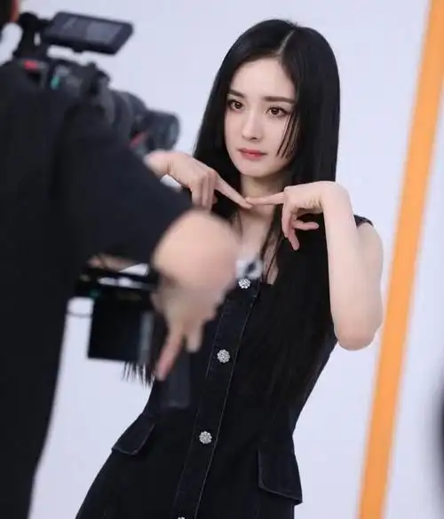 杨幂工作花絮公主切造型纯欲感拉满