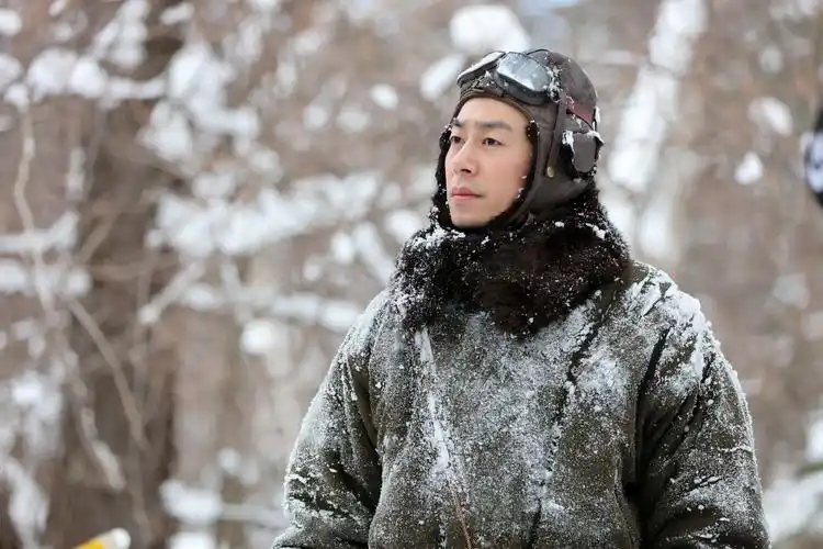 朱亚文《悬崖之上》终极预告 自"爆"式牺牲为战友换取生机__凤凰网