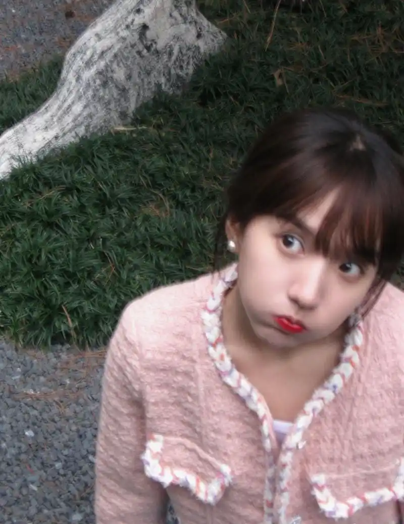 苏晓彤粉色马甲俏皮可爱写真