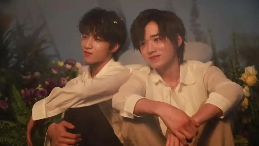 起还不行吗 你俩出去 我俩要换衣服了"楠惜阳说完就回亲了刘耀文