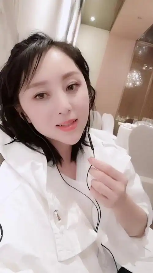 歌手云飞:与高月离婚后,火速再婚古典女神,如今女儿选择原谅 - 企库网