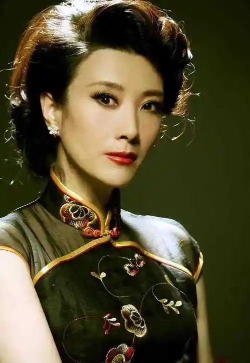 60岁国宝女演员的人生故事不婚但精彩非凡