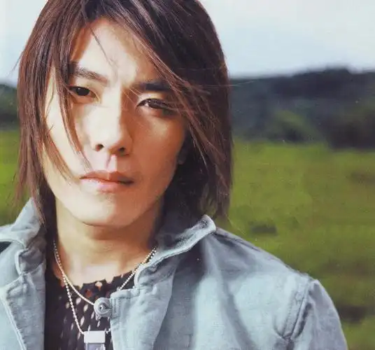 们刚开始追星,记忆中,当时最火的歌手,现在貌似沉寂不少年了,就是阿杜