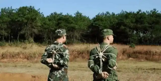 可能很多人没有注意过,普通犯人和即将被押赴刑场的死刑犯戴的刑具是