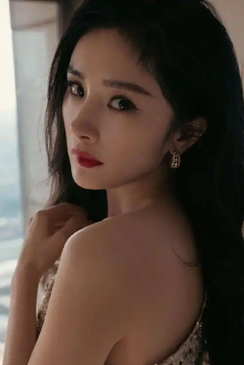 杨幂黑色深v礼服写真(杨幂最新活动写真)(1)