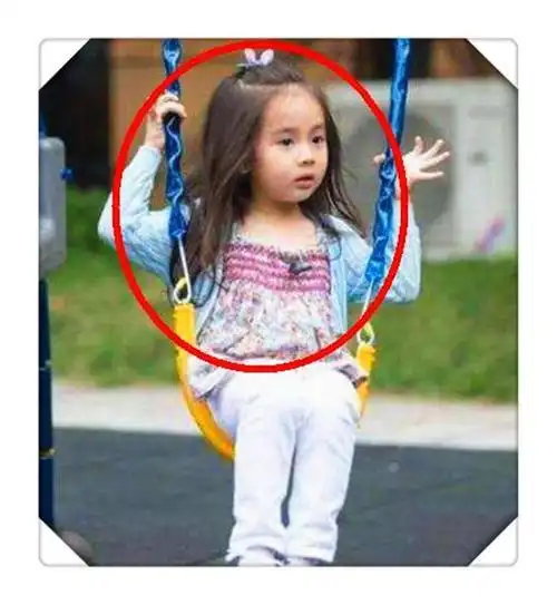 杨幂素颜带女儿现身网友终于看到小糯米正面照颜值高