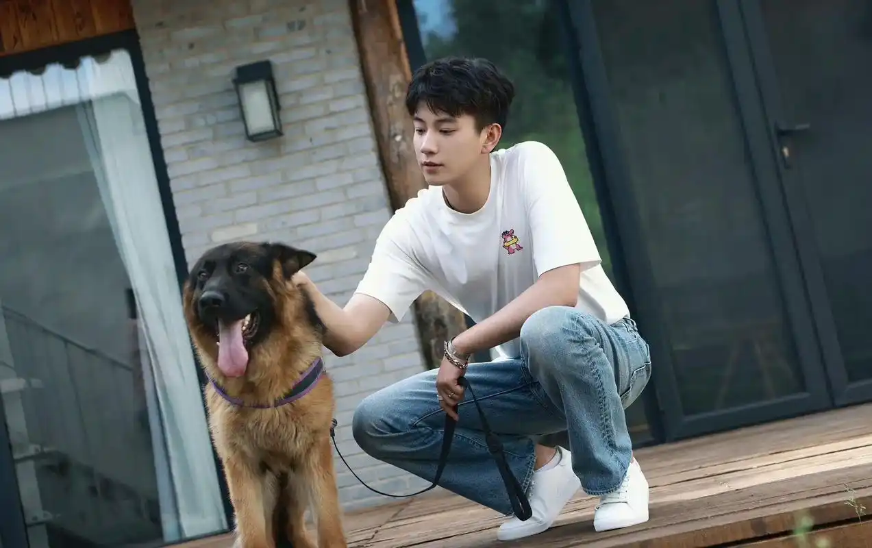 王子奇 对视即心动91 #少年感 - 抖音