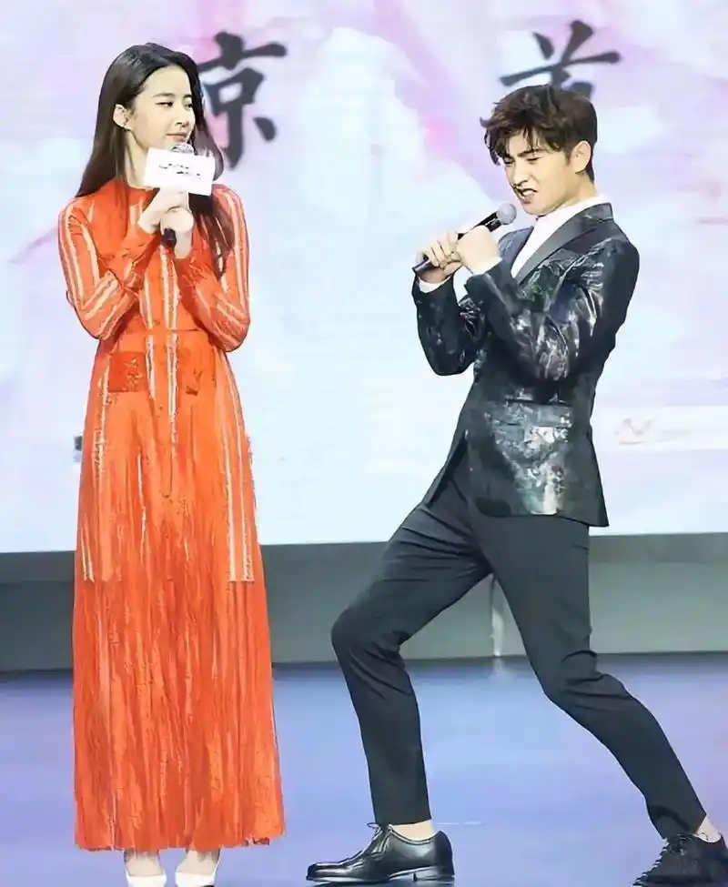 刘亦菲就这么看着杨洋,静静地看着他.