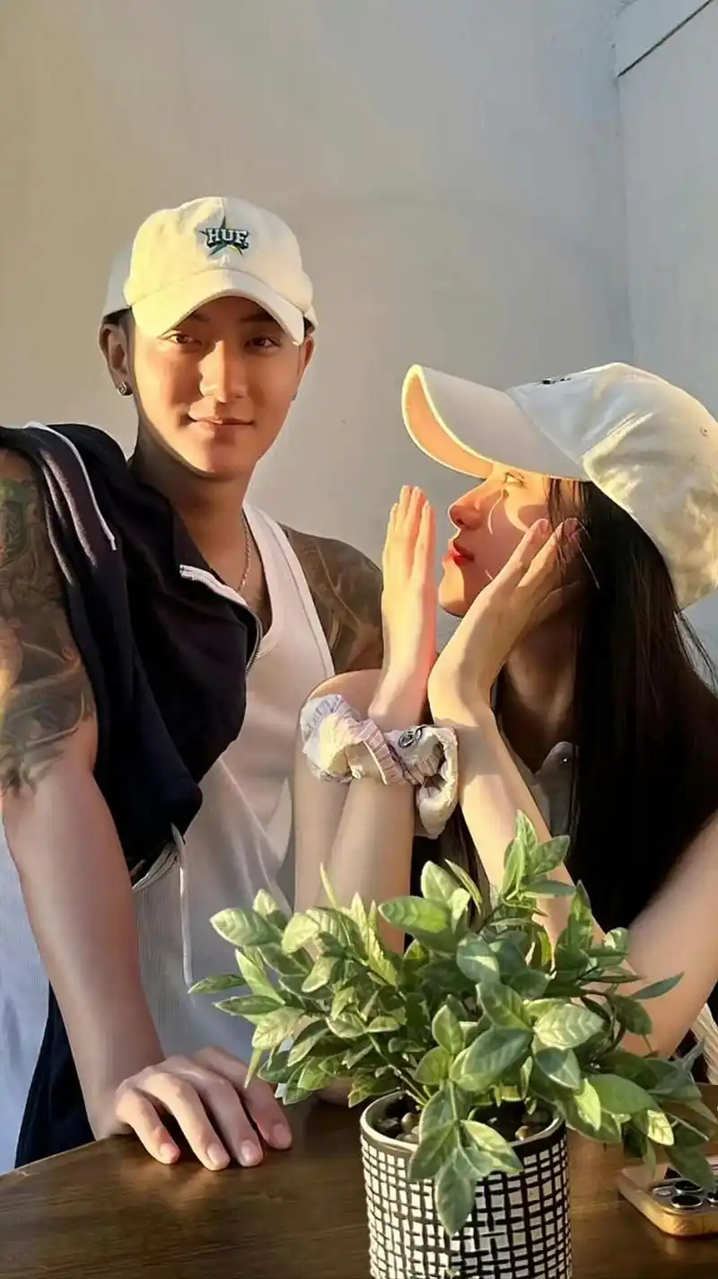 黄子韬紧急撤回了一个孩子!徐艺洋迪丽热巴被网友质疑代孕