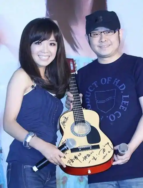 其实刀郎解释了与云朵同居缘由,是妻子同意的.