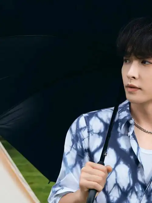 张艺兴来我家拍照了本人真的好帅