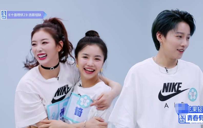 孔雪儿安崎激动抱在一起,谁注意刘雨昕的反应!坐实不和传闻?