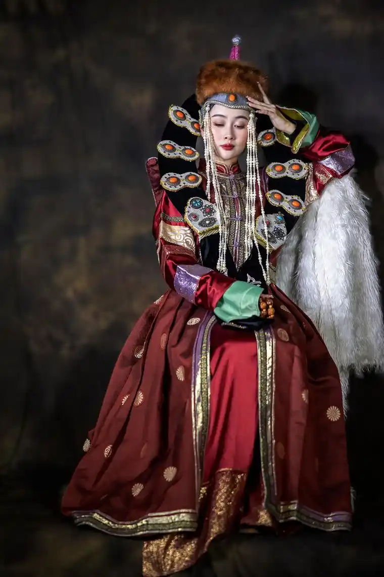 身穿蒙古族服饰的女模特3