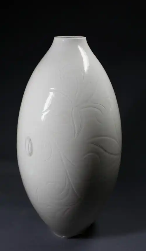 北宋定窑白釉刻花橄榄瓶