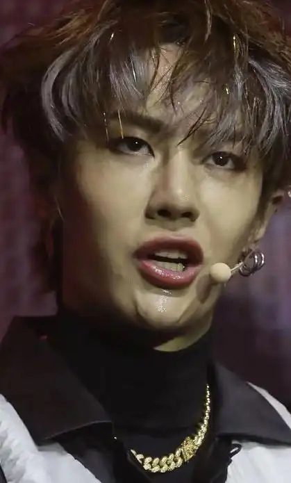 王一博唱歌脸直接怼镜头上,摄影师故意关美颜后:再也不敢叫老公