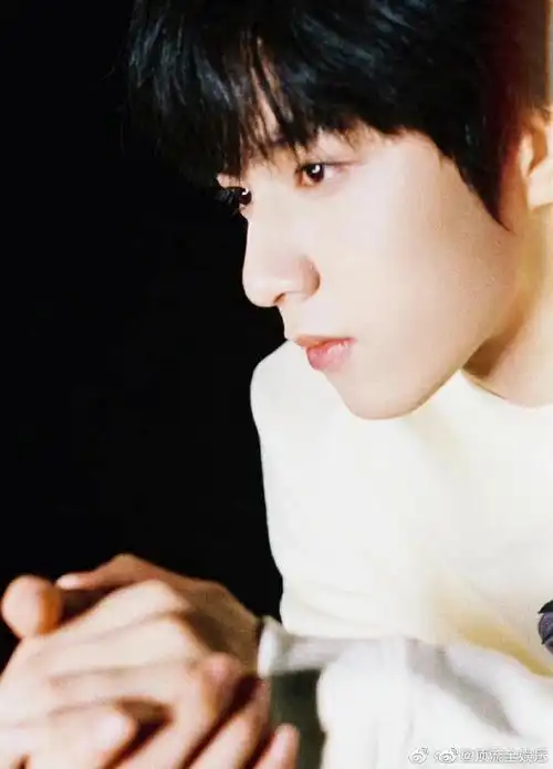 刘耀文晒侧颜随拍