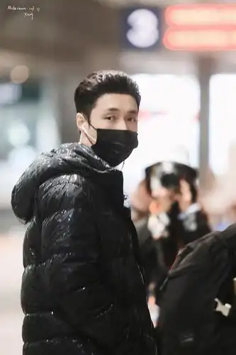 张艺兴机场照 梳着最野的背头 下面却.