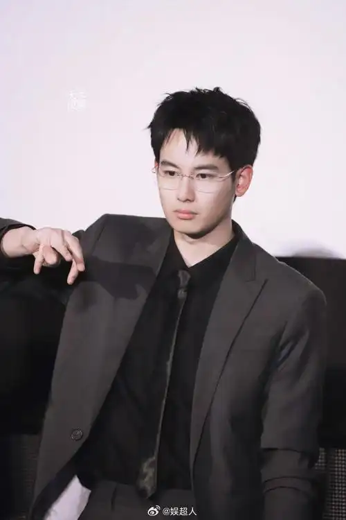 这金丝眼镜西装革履的霸总范#胡先煦别玩话筒了#玩我吧!