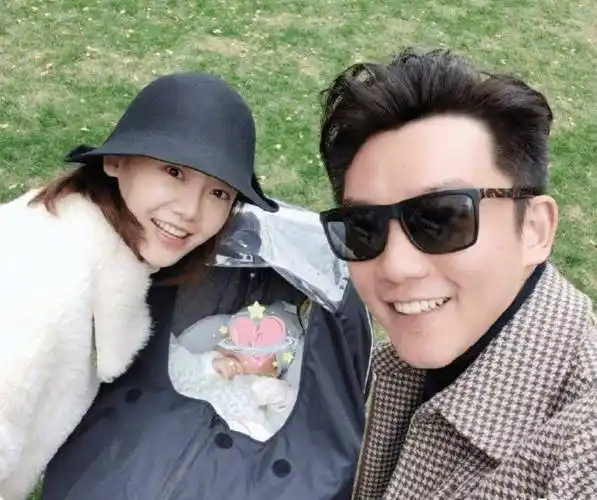 郑恺庆祝宝宝百天,与苗苗合力蹲地拍照,但有谁注意苗苗的状态?